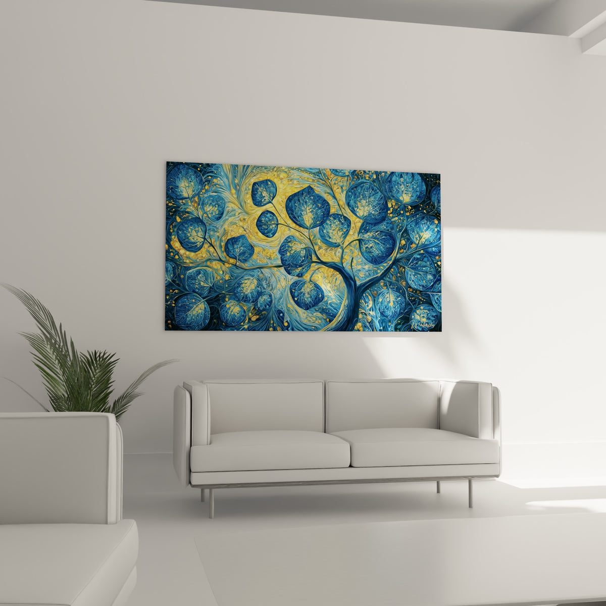 Branches Eucalyptus bleu marine et halo doré placées au-dessus d'un canapé dans un salon lumineux