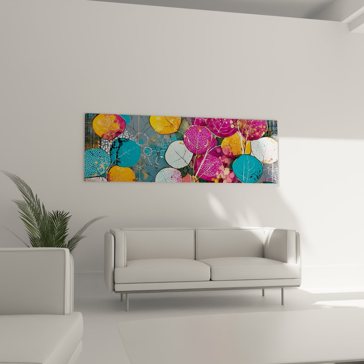 Motif végétal magenta et doré de l'œuvre Eucalyptus placé au-dessus d'un canapé dans un salon lumineux