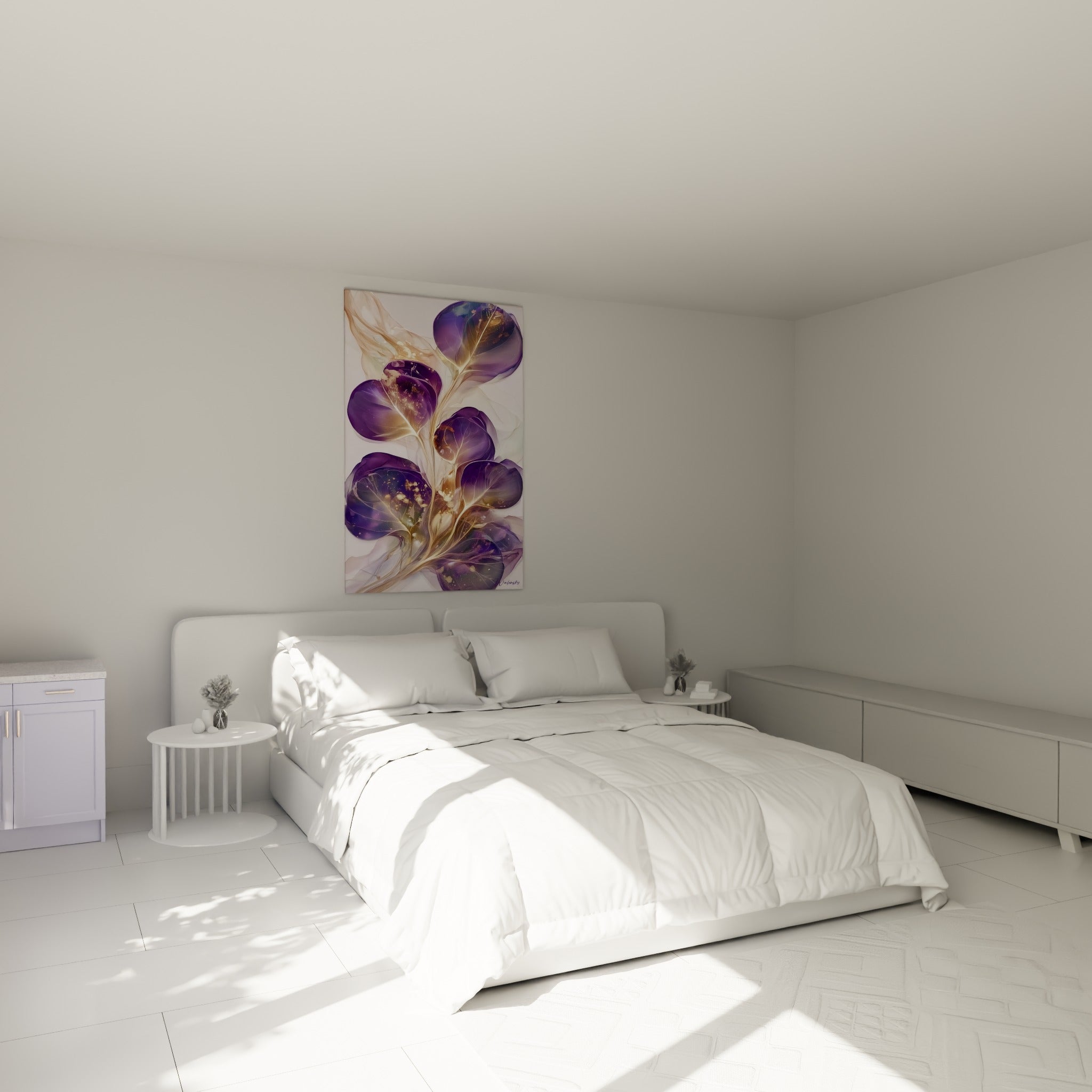 Branche Eucalyptus mauve et dorée déployée au-dessus d'un lit dans une chambre claire