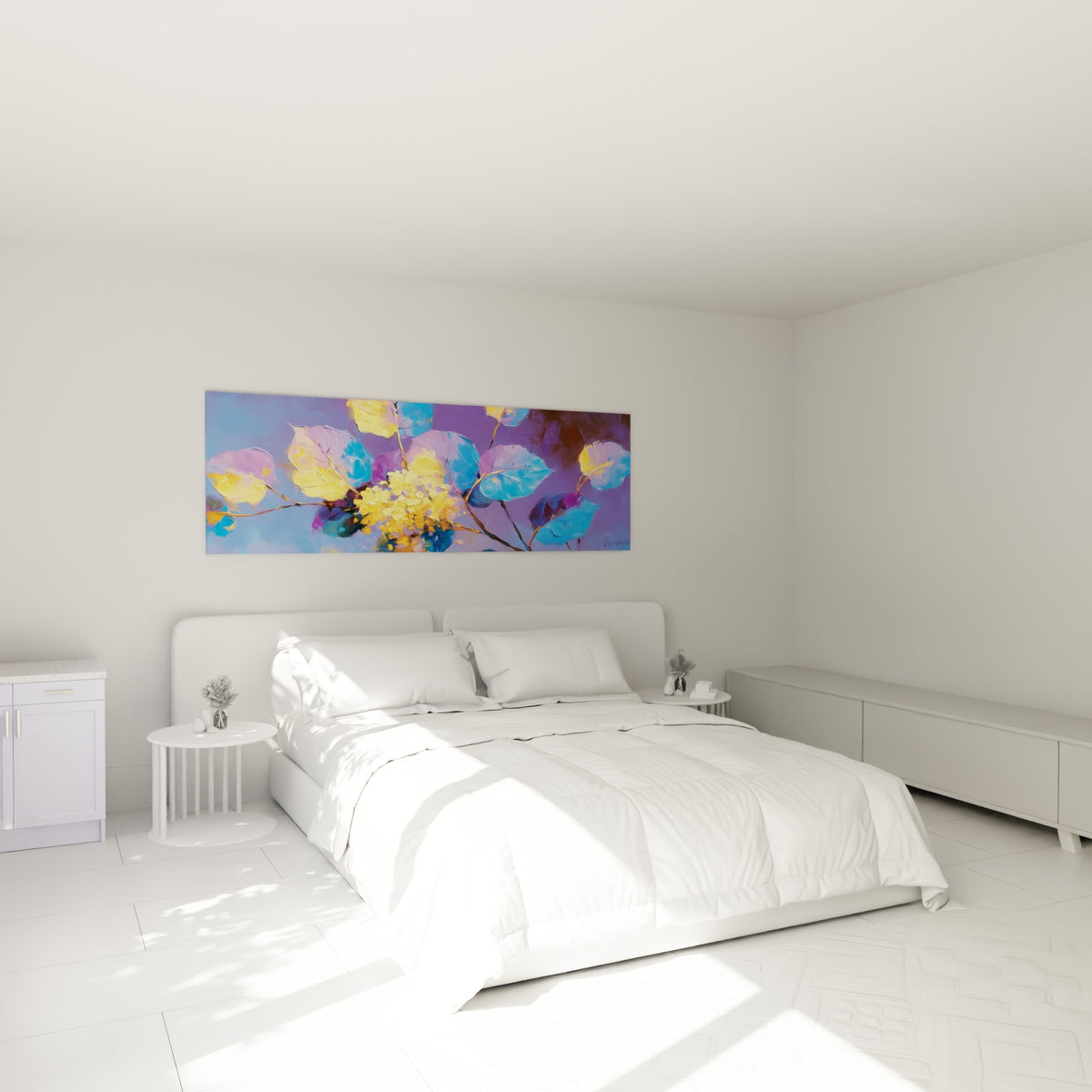 Branches d'eucalyptus mauve et bleu pastel avec éclats jaunes, accrochées au-dessus d'un lit dans une chambre claire