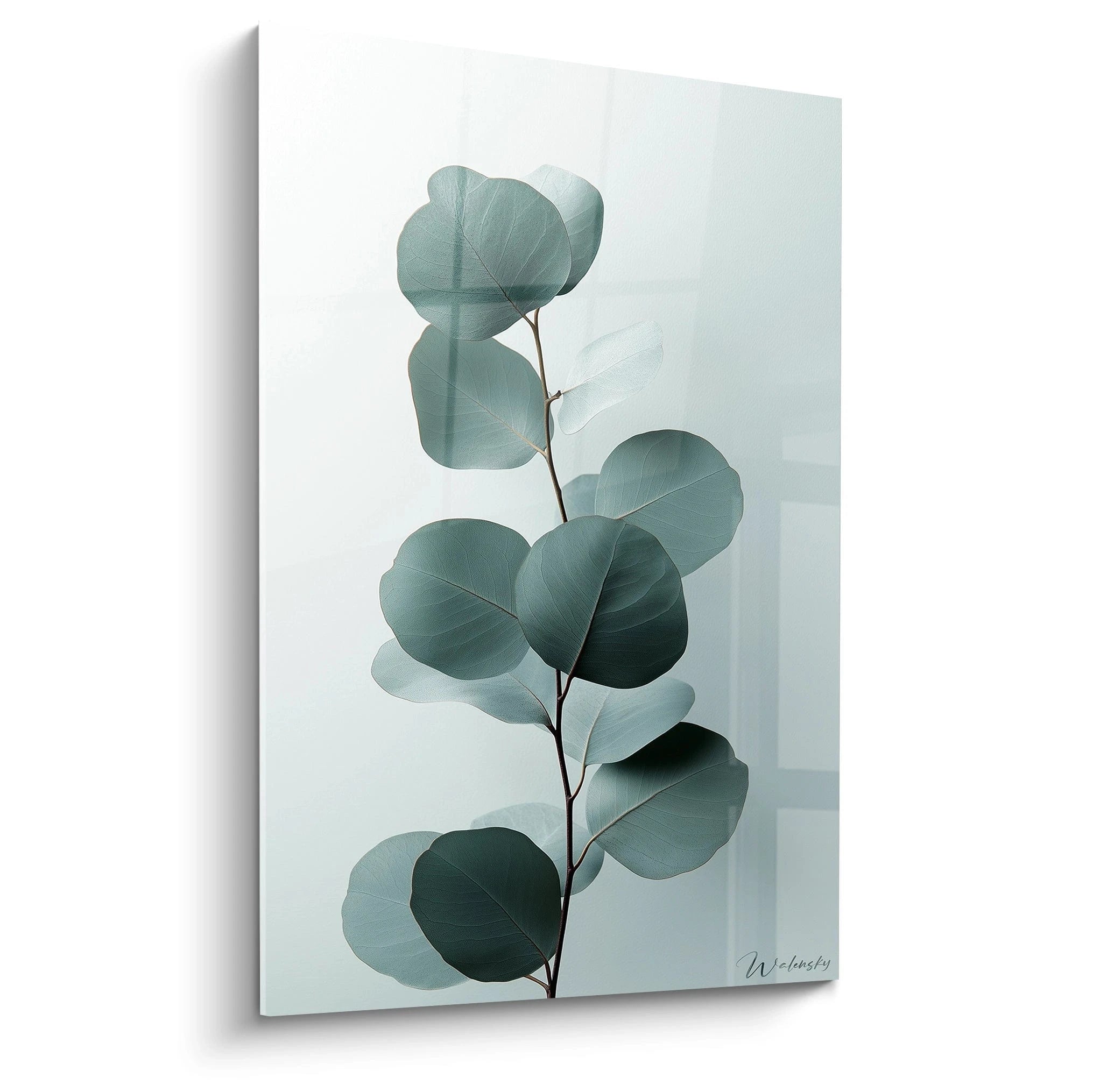 Un tableau Eucalyptus nature illustrant une branche verticale avec un feuillage vert et gris, contrastant avec un arriÚre-plan lisse et clair. Les contours nets des feuilles créent une composition équilibrée.