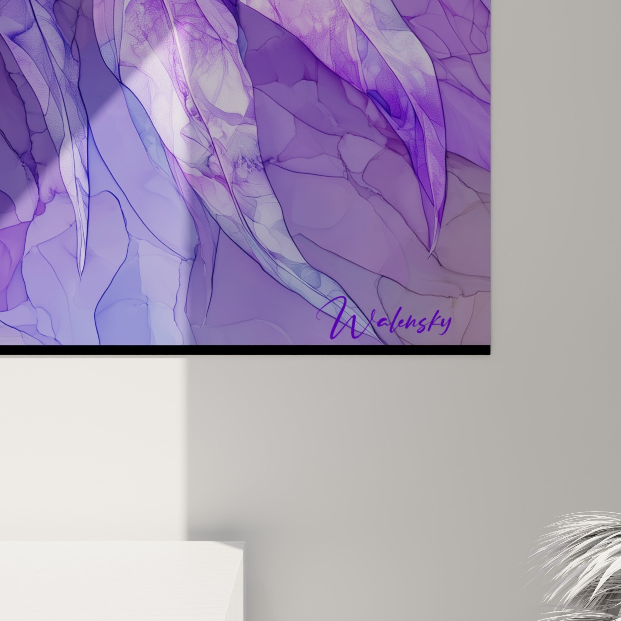Détail des nervures noires et pigments dorés d'eucalyptus, texture fluide en dégradés violets et bleus