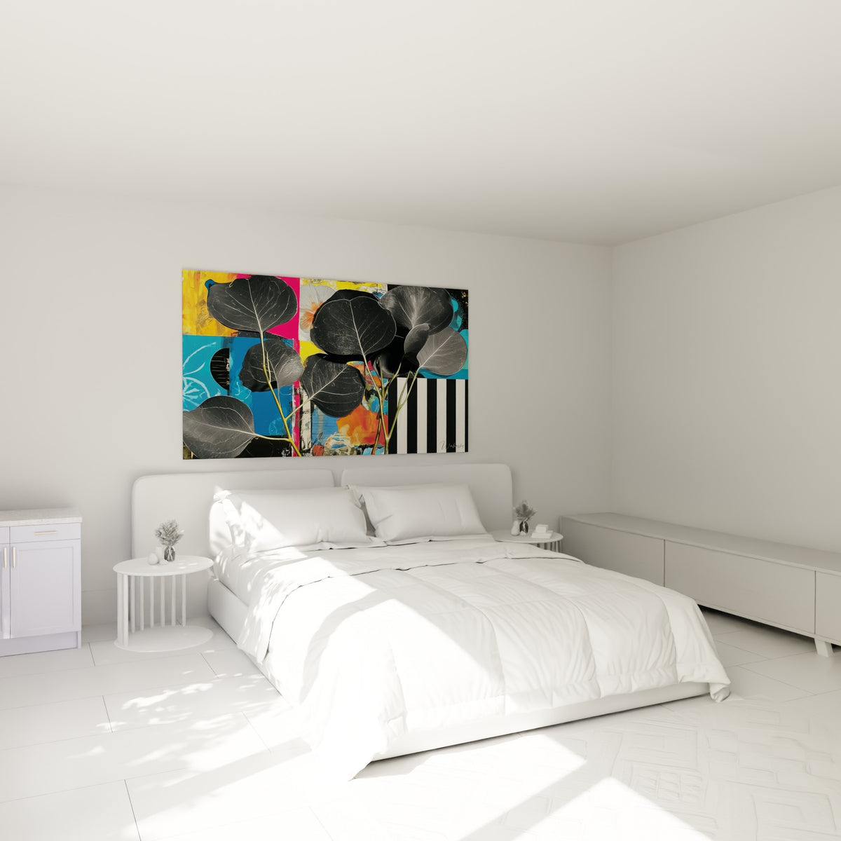 Larges feuilles noires d'eucalyptus et fond jaune moutarde accrochées au-dessus d'un lit dans une chambre claire