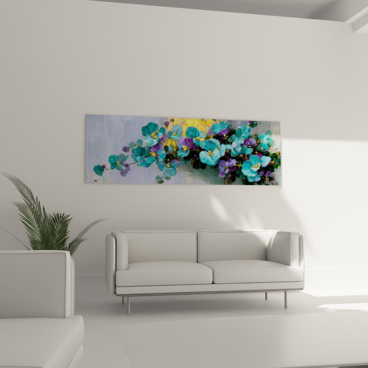 Fleurs Eucalyptus mauves et bleu-vert disposées au-dessus d'un canapé dans un salon lumineux
