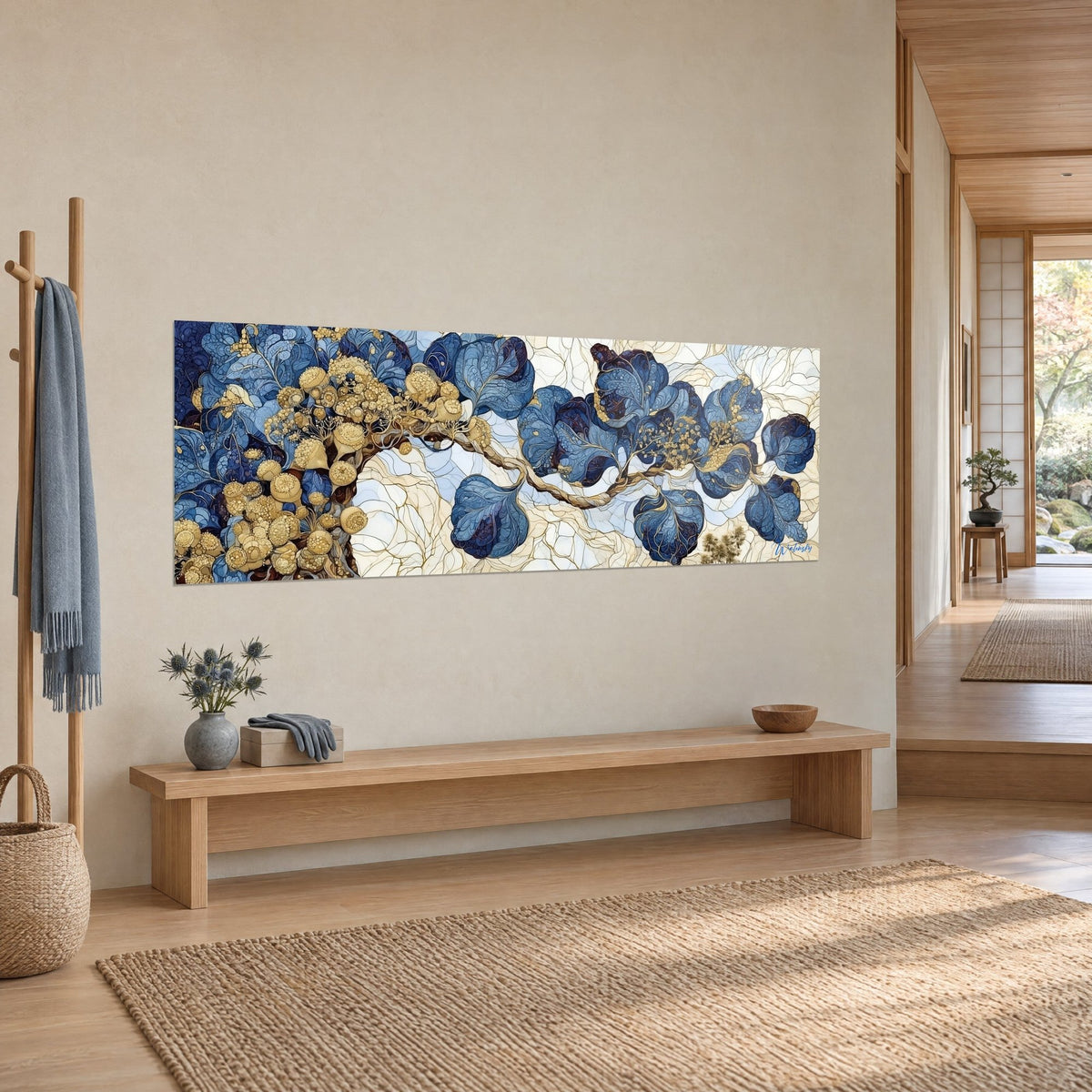 Tableau rameau noueux couvert de feuilles indigo et de grappes d'or, nervures fines crème, dans un couloir japandi en bois clair