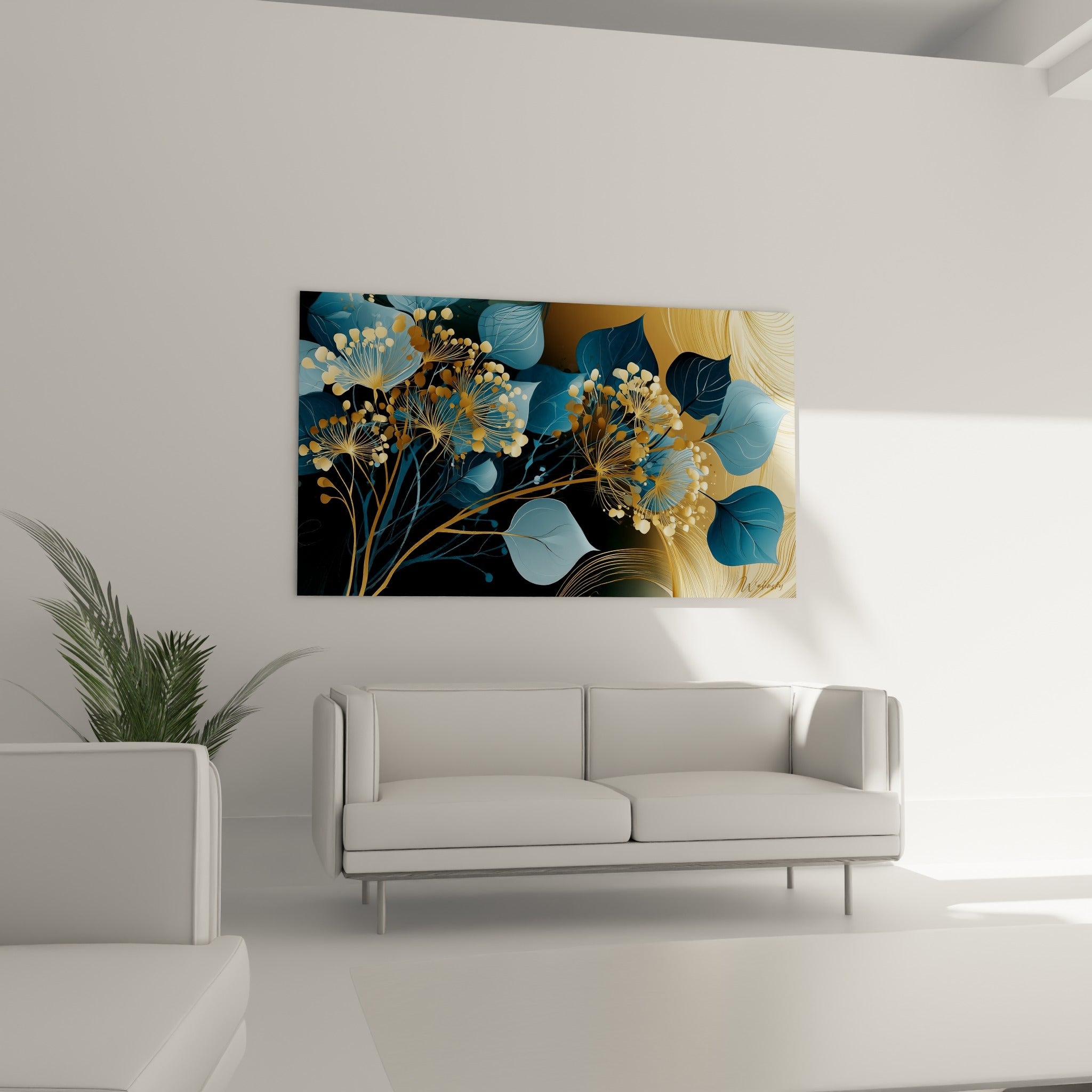 Grappes florales dorées d'Eucalyptus bleu marine au-dessus d'un canapé dans un salon lumineux