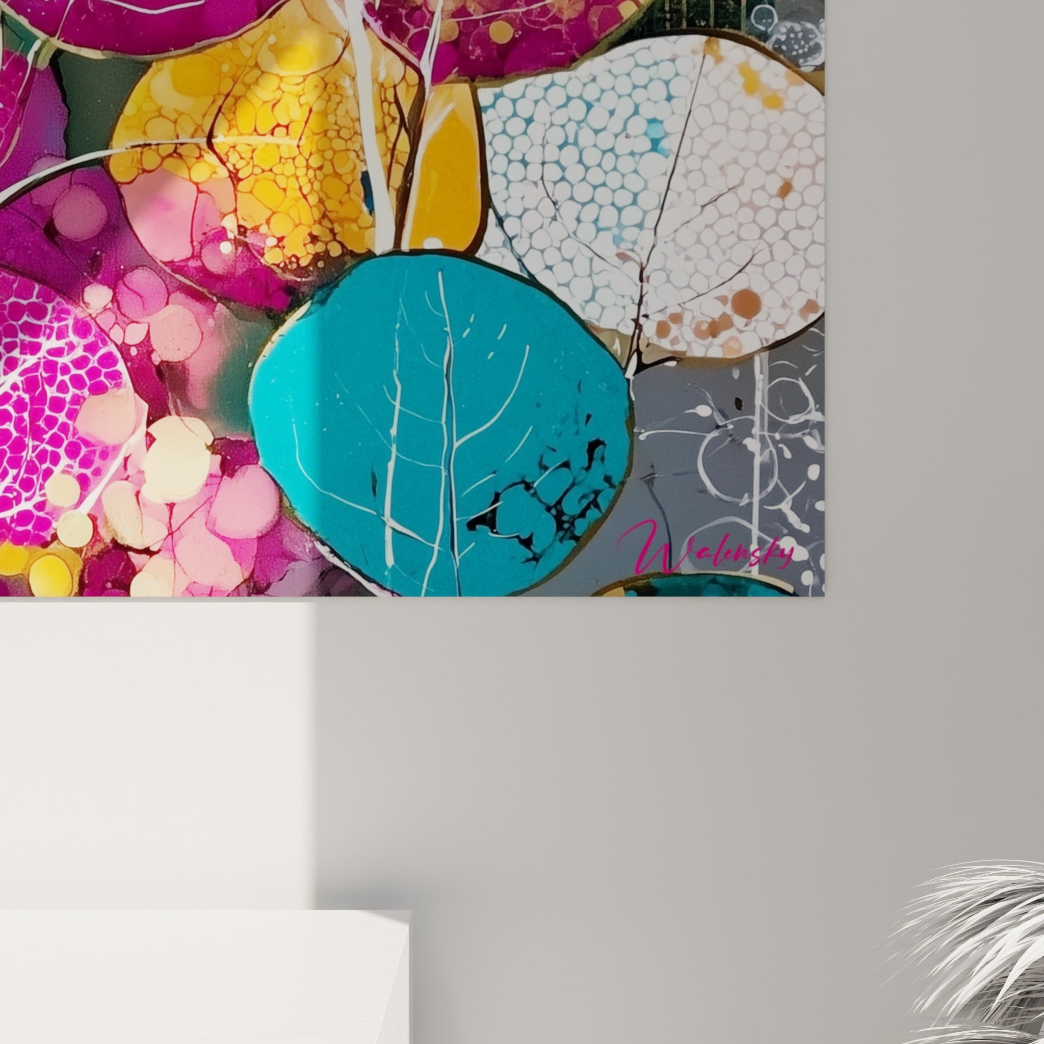 Détail des textures aquarelle turquoise et ocre, nervures blanches et grain visible du tableau Eucalyptus