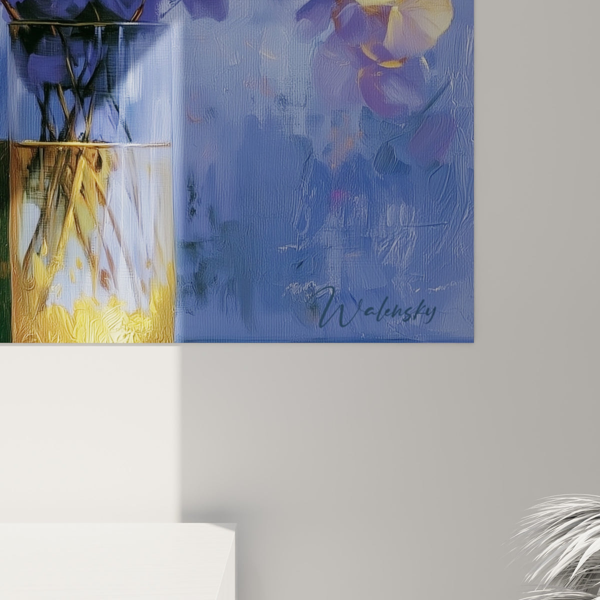 Empâtements dorés et coulures violettes sur les pétales d'eucalyptus, grain de la toile visible de près