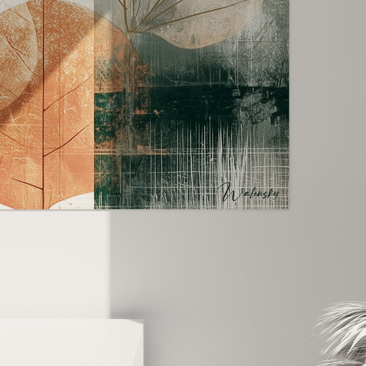 Détail des nervures blanches et de la texture granuleuse bleu pétrole du tableau Eucalyptus accroché au mur
