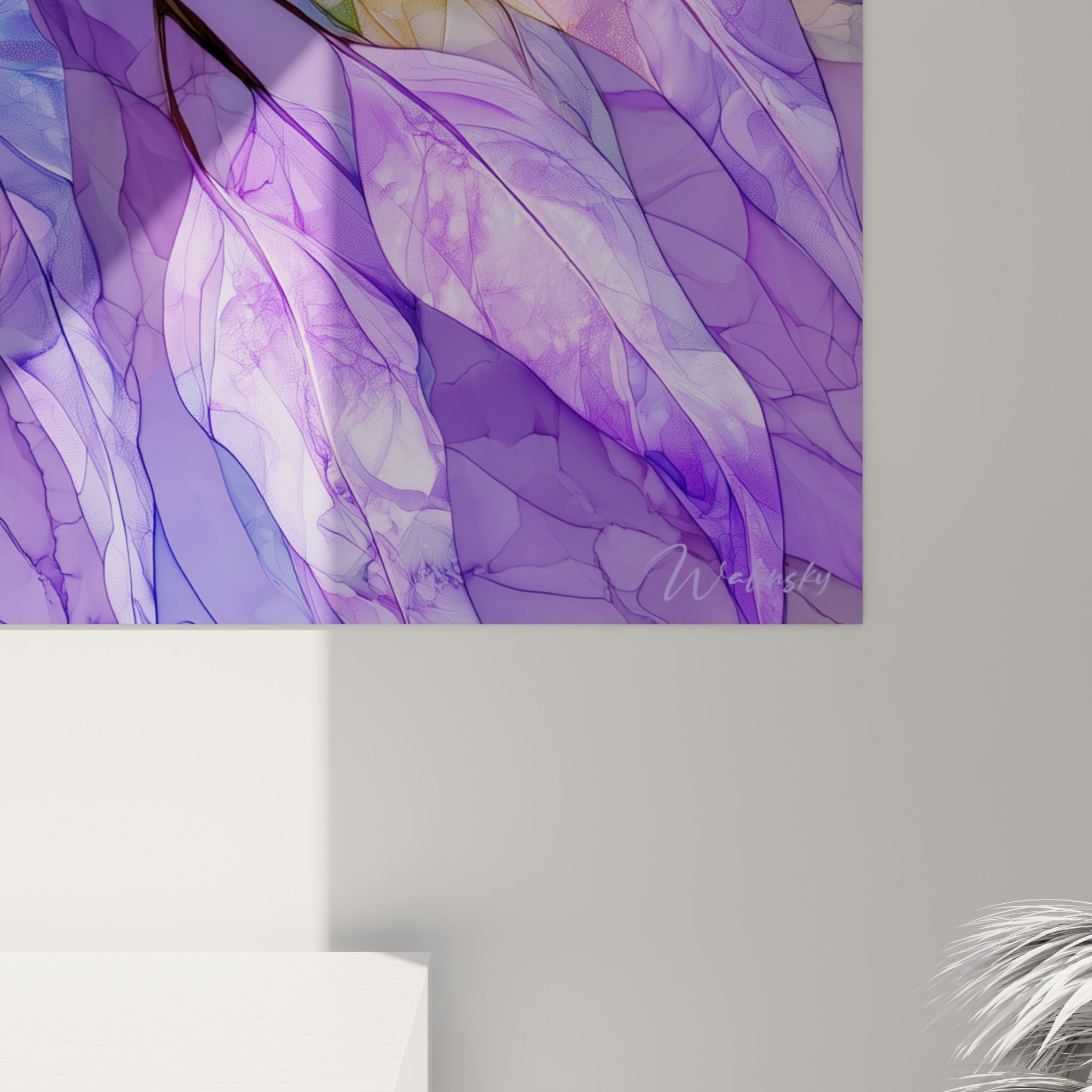 Détail des feuilles d'eucalyptus où le violet profond et le doré se mêlent en textures marbrées et translucides