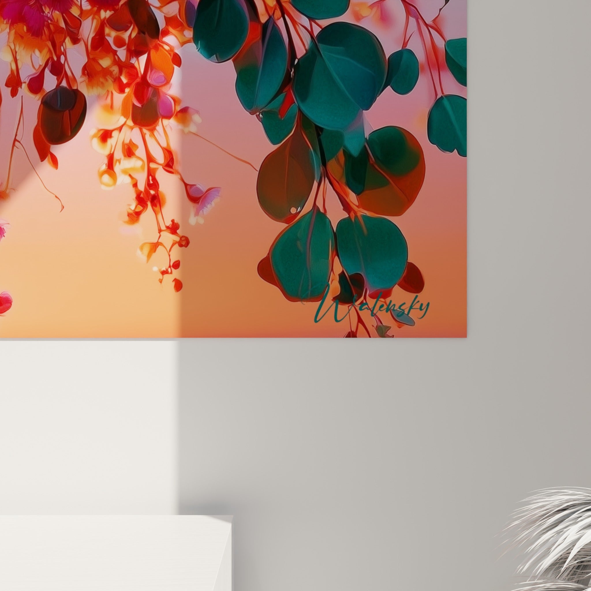 Détail des pétales roses et feuilles vertes d'eucalyptus révélant la texture picturale et les reflets orangés