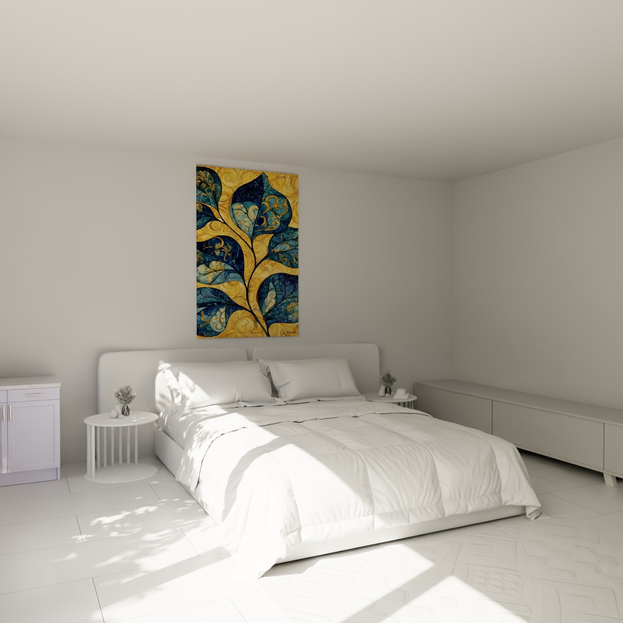 Branche d'eucalyptus bleu marine et doré déployée au-dessus d'un lit dans une chambre claire