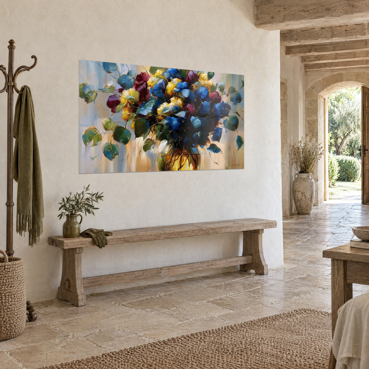 Tableau gerbe de fleurs outremer et bordeaux en vase de verre ambré, pétales empâtés, sur un mur en pierre claire d'un couloir