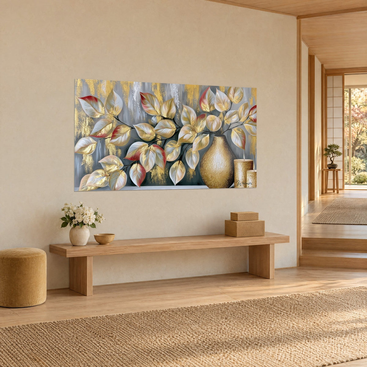 Schilderij met zilverkleurig eucalyptusblad en getextureerde okerkleurige vaas, rode accenten en gouden druppels op grijze achtergrond, aan de muur van een japandi-hal
