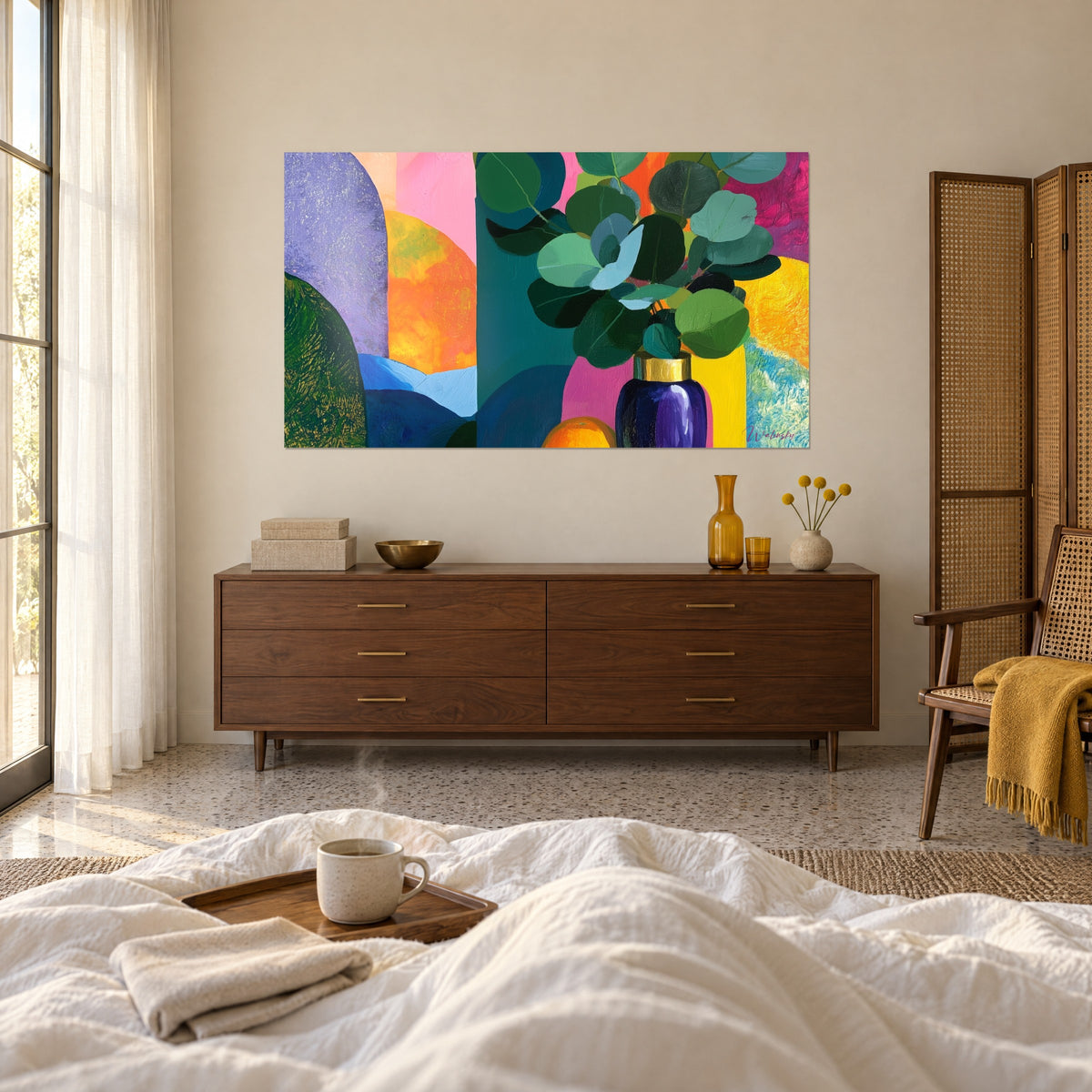Tableau feuillage d'eucalyptus vert profond, vase violet, soleil orange et lilas, accroché au-dessus d'un lit dans une chambre claire