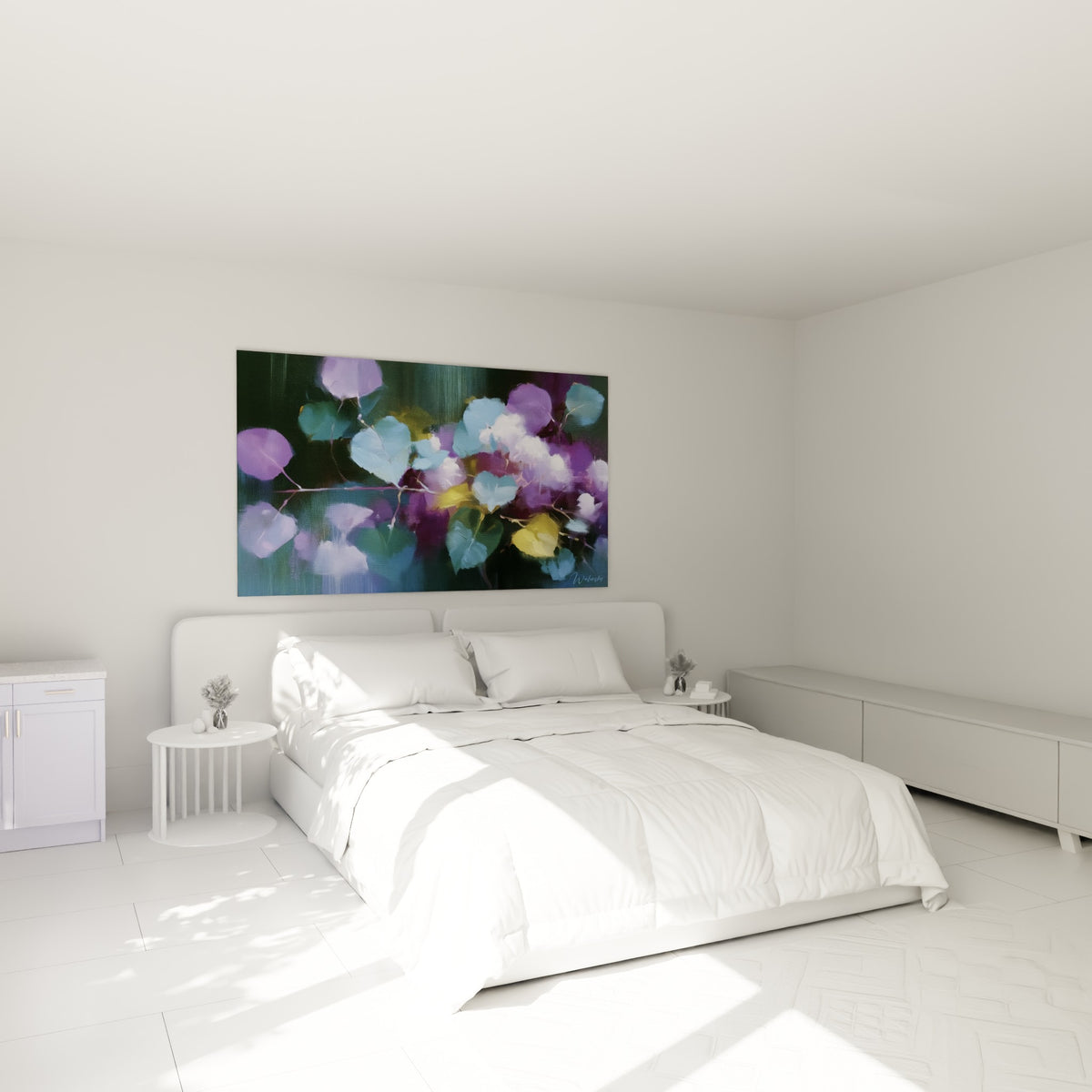 Feuillage d'eucalyptus violet et blanc lumineux accroché au-dessus d'un lit dans une chambre claire