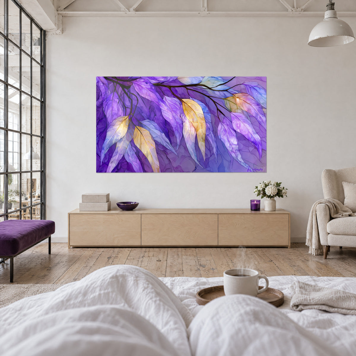Tableau eucalyptus en lavis pourpre et jaune safran, feuilles lumineuses sur fond violet, accroché au-dessus d'un lit dans une chambre claire