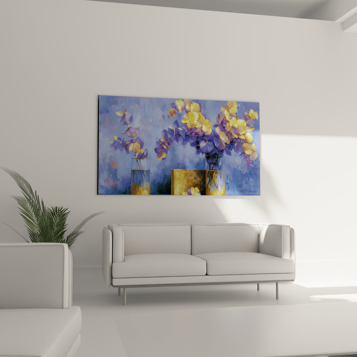 Branches d'eucalyptus jaunes et violettes dans des vases dorés, au-dessus d'un canapé dans un salon lumineux