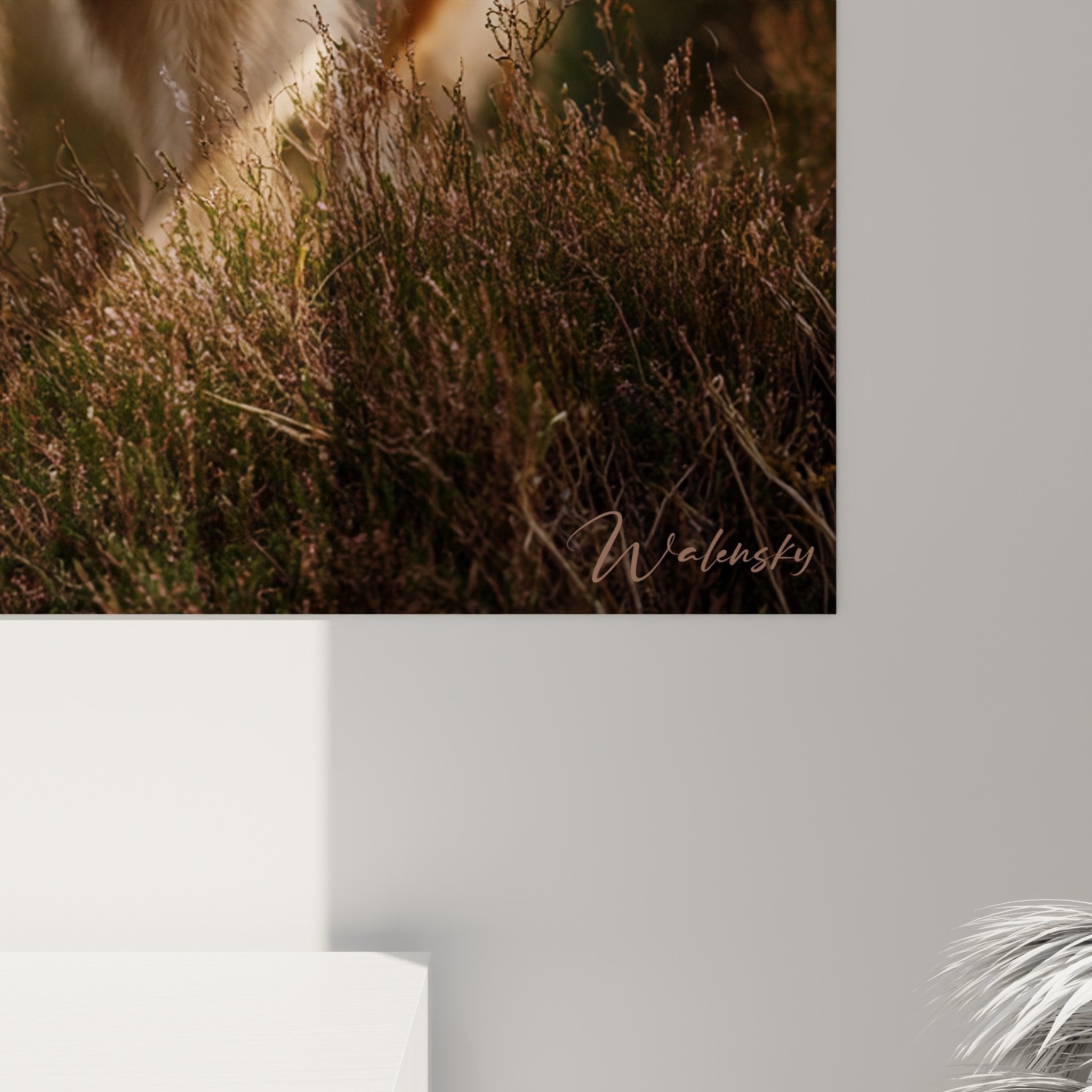 Overview of the Eurasier painting in golden tones in a modern and warm interior