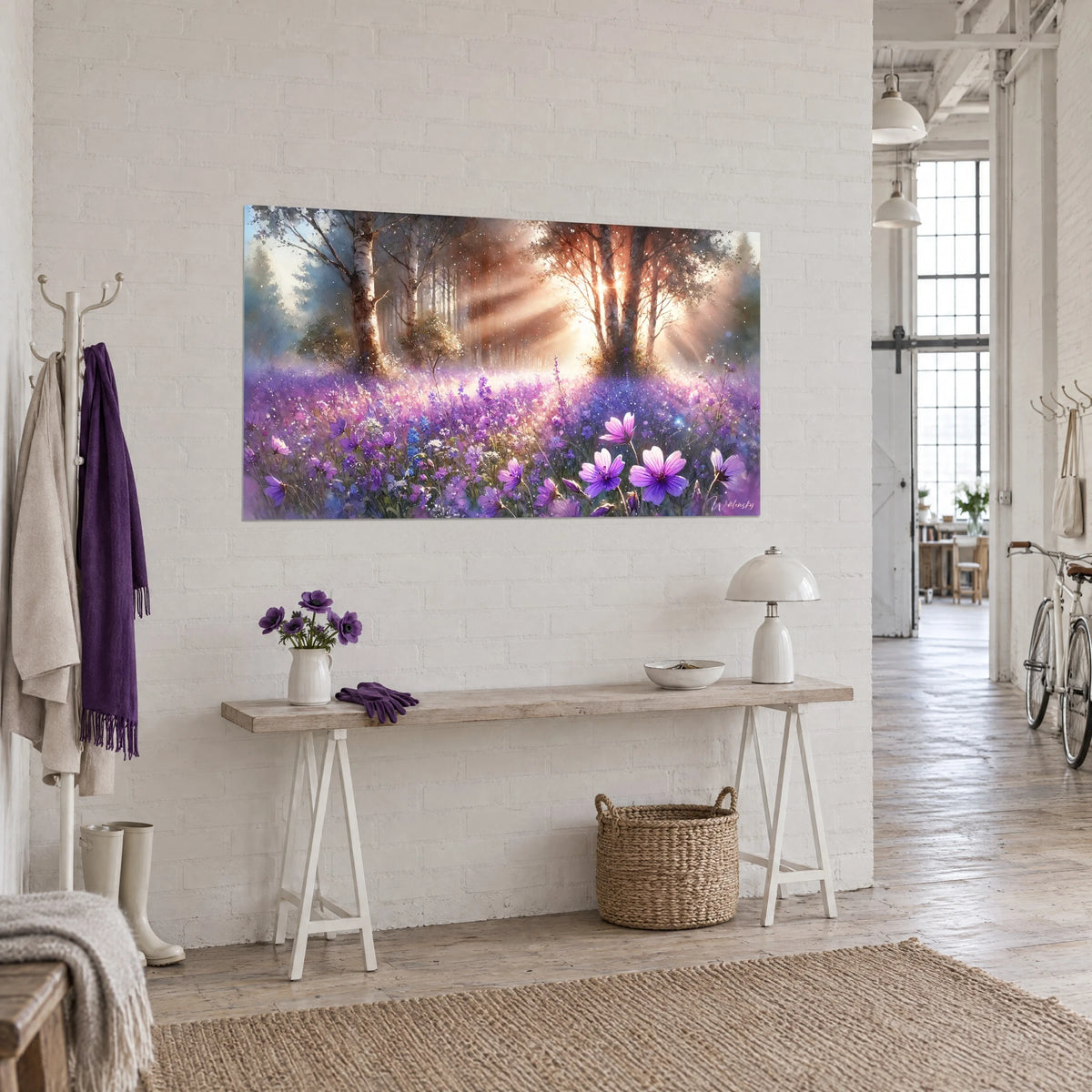 Cuadro claro primaveral en acuarela, troncos blancos, luz ámbar y flores violetas, en una pared blanca junto a una consola