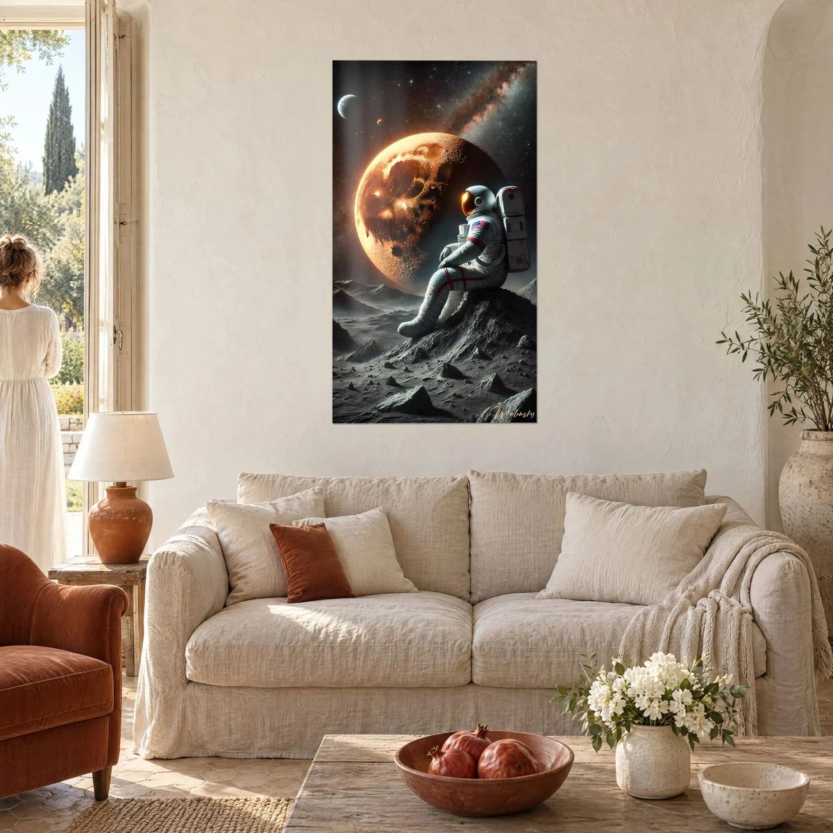 Tableau astronaute assis sur un rocher face à une lune orange, ciel noir étoilé, deux personnes de dos au-dessus d'un canapé dans un salon lumineux