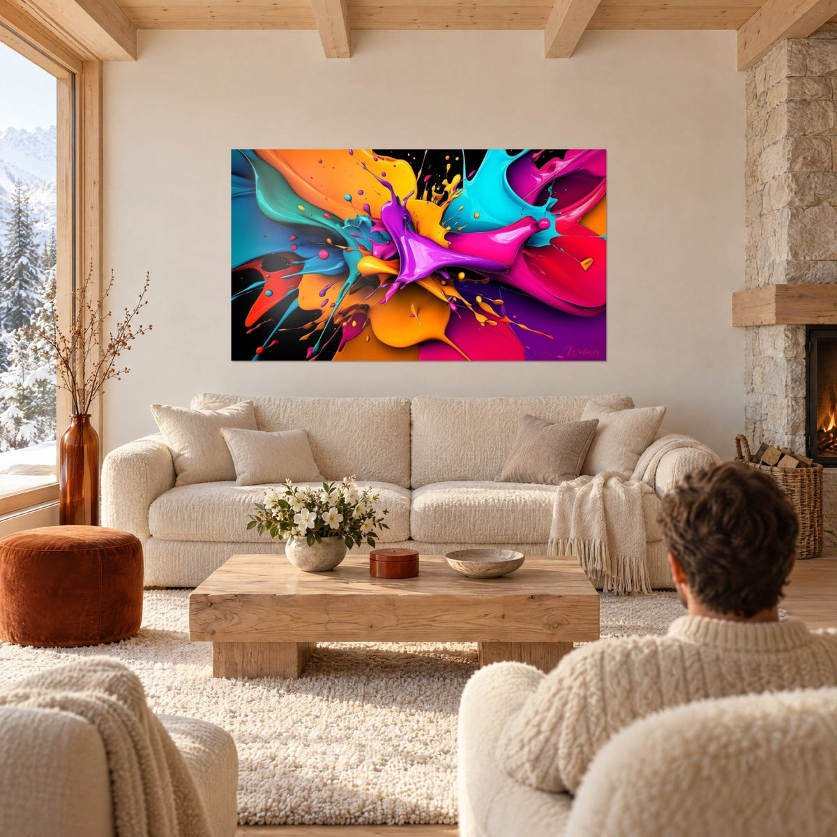 Tableau éclaboussure de peinture fuchsia et turquoise, jets orange et violet, personne de dos au-dessus d'un canapé dans un salon lumineux