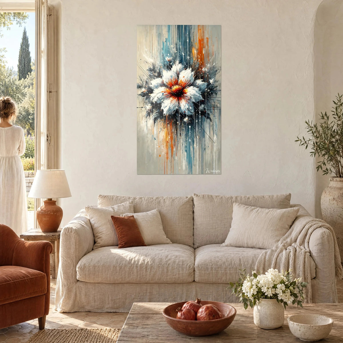 Gemälde große weiße Blüte mit orangefarbenem Herz, türkisfarbene und ockerfarbene Schlieren, über einem Sofa in einem hellen Wohnzimmer aufgehängt