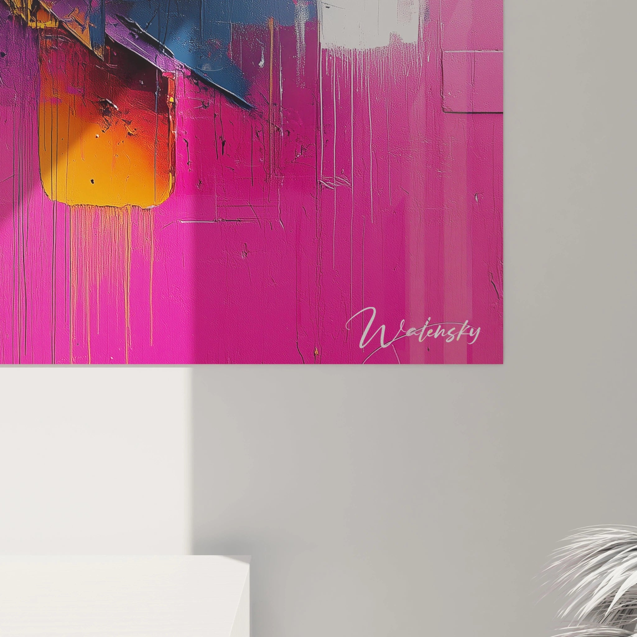 Un tableau abstrait urbain au style explosif combinant des aplats de rose vif et d'orange lumineux avec des éléments graphiques en bleu marine et noir, caractérisé par des textures dynamiques, des couches superposées et un mouvement centrifuge partant du cœur de l'œuvre.