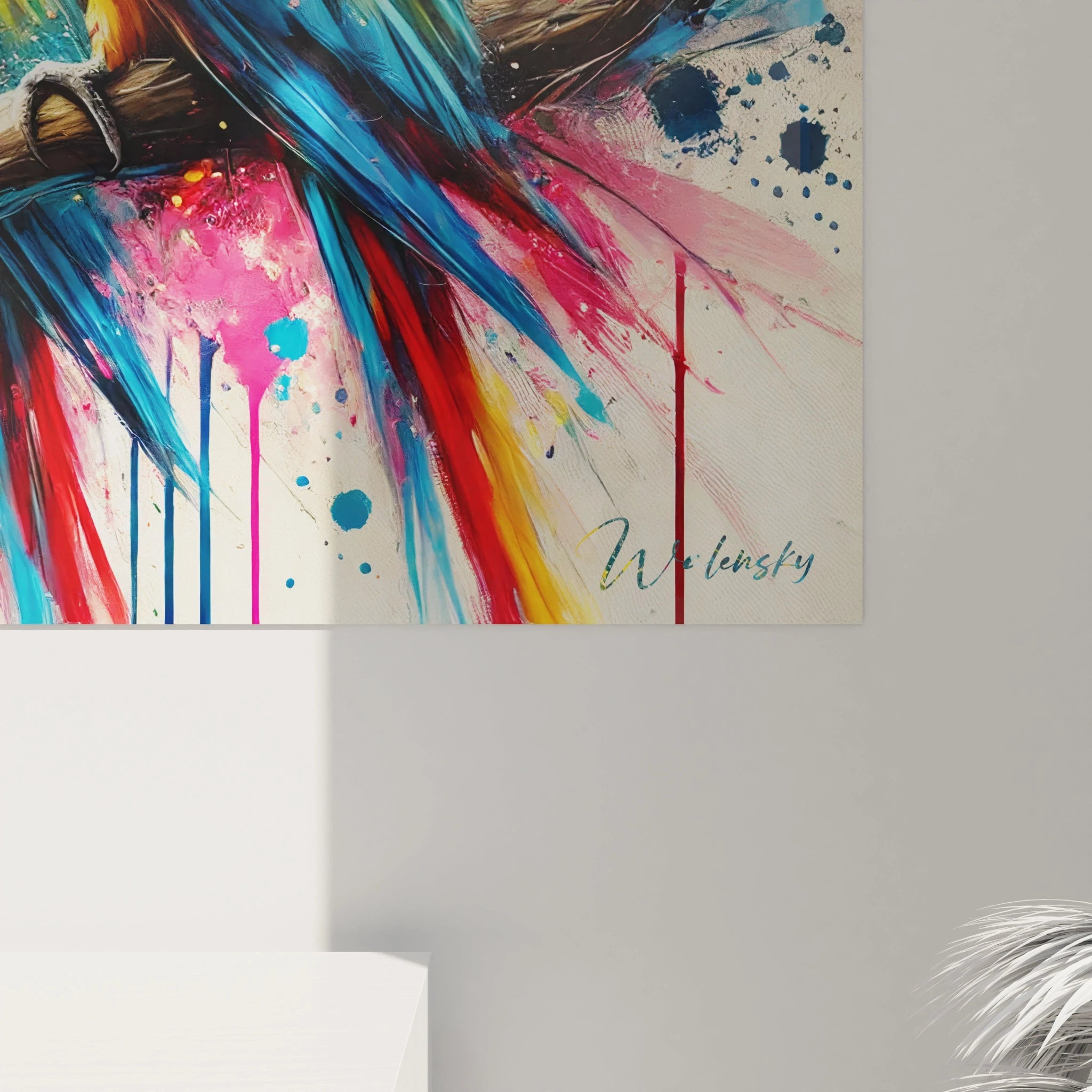 Admirez de près ce tableau perroquet. Les détails des plumes colorées et des éclats de peinture abstraite révèlent la finesse et la vitalité de cette œuvre artistique unique.