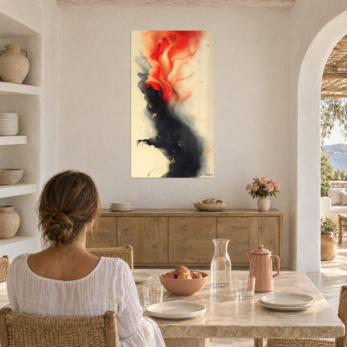 Cuadro brasero abstracto rojo vivo fundido en el negro profundo, destellos dorados sobre fondo marfil, una mujer de espaldas a la mesa, arco mediterráneo