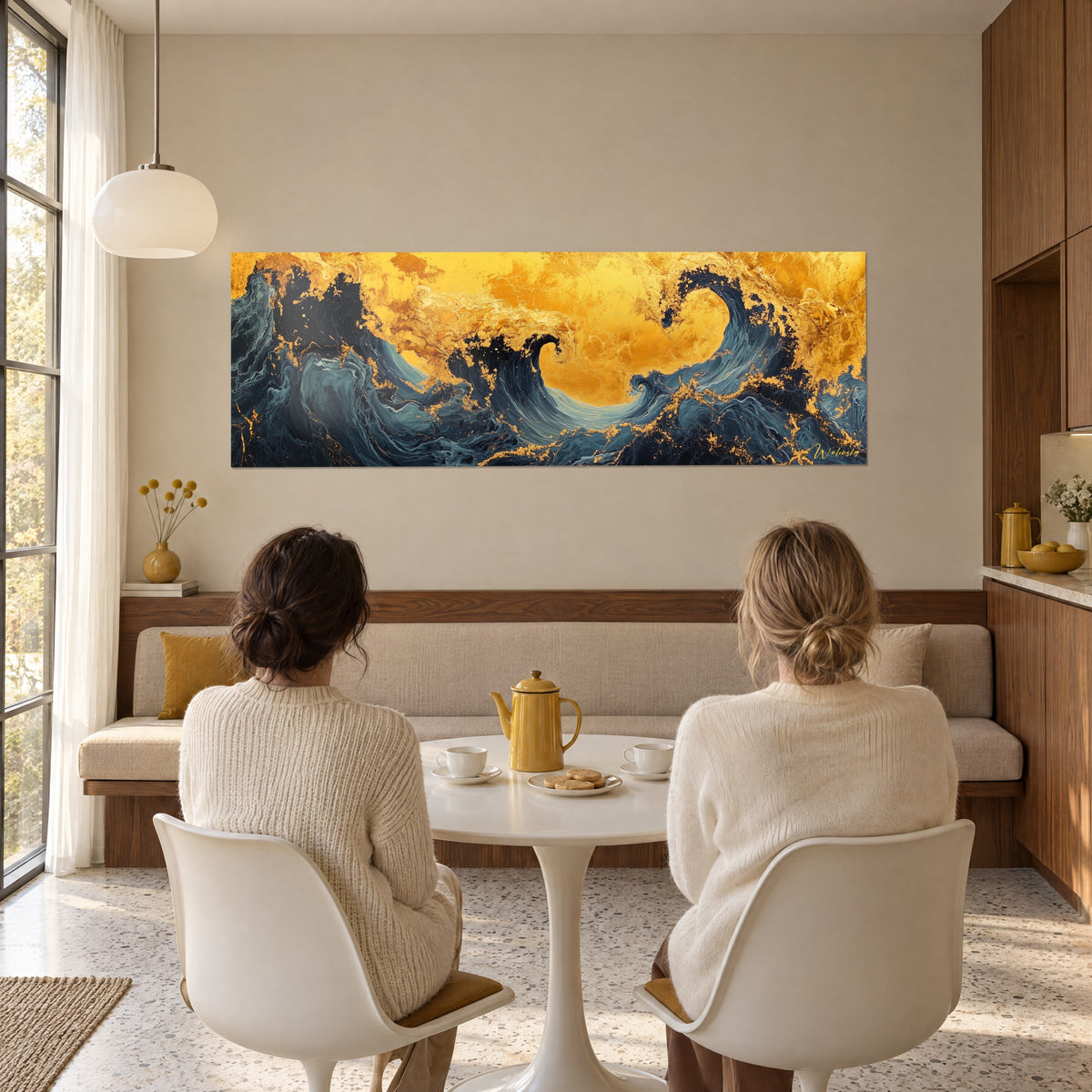 Cuadro abstracto de una ola negra y azul petróleo, destellos dorados sobre fondo mostaza, dos amigas de espaldas, salón luminoso de los años 50