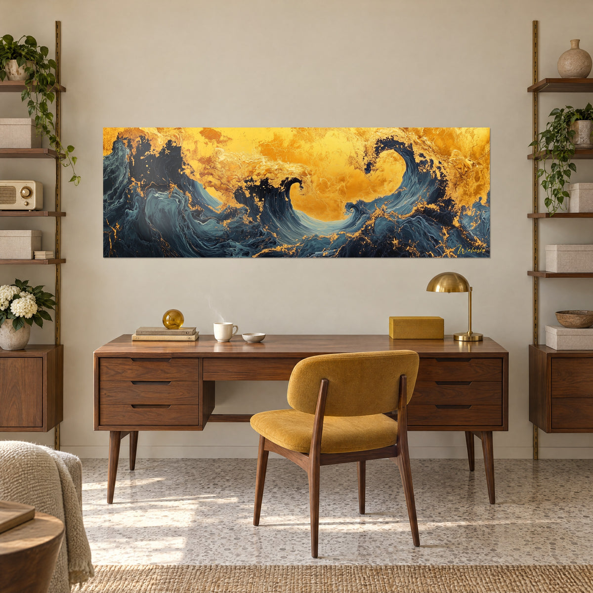 Cuadro de mar embravecido pintado con espátula, olas antracita y azul acero, cielo dorado, encima de un escritorio de madera