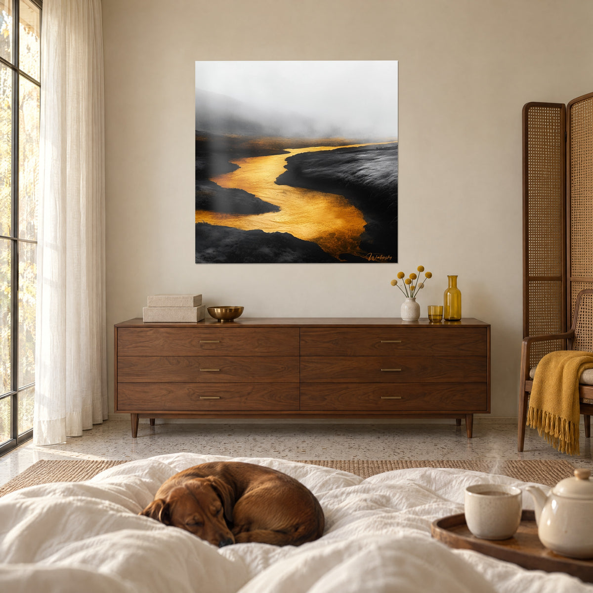 Tableau ruisseau ambré entre rives de tourbe noire et brume pâle, couple de dos, teckel endormi, au-dessus d'un lit dans une chambre claire