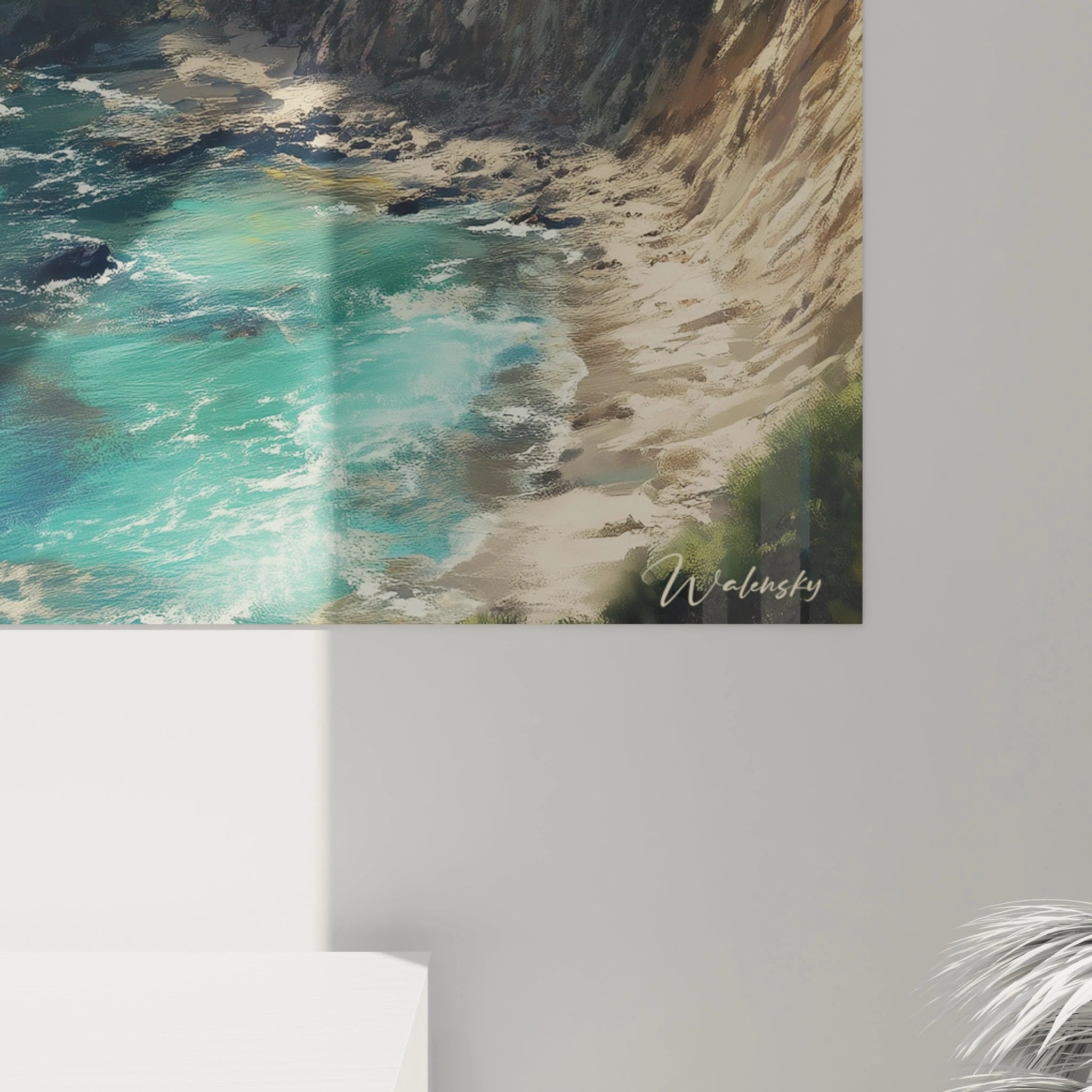 Un tableau plage côtière illustrant la frontière spectaculaire entre terre et mer, avec des falaises abruptes aux multiples stratifications ocre et brunes. L'eau turquoise crée des motifs écumeux blancs en touchant le rivage, tandis que le sommet verdoyant des falaises contraste avec le ciel nuageux.