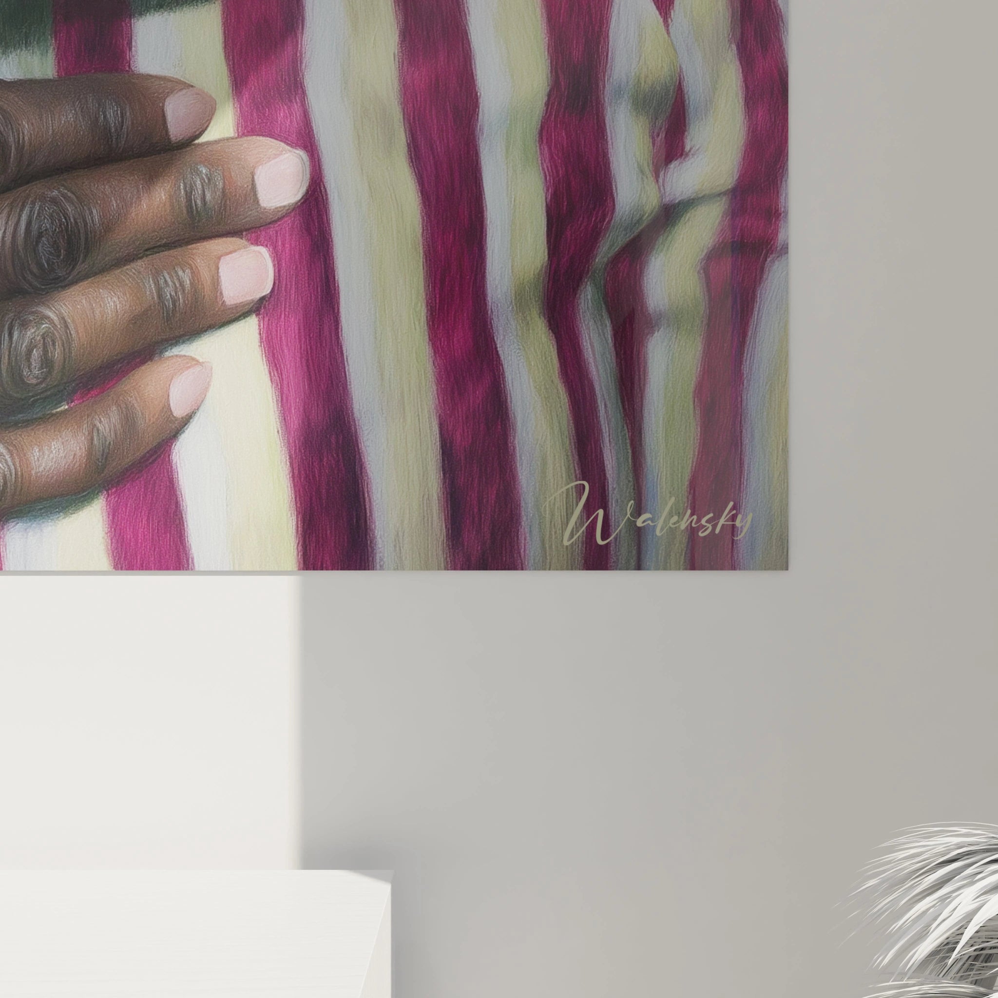 Tableau mural Walensky main posée sur tissu rayé fuchsia et crème avec signature visible tableau faon hyperréalisme