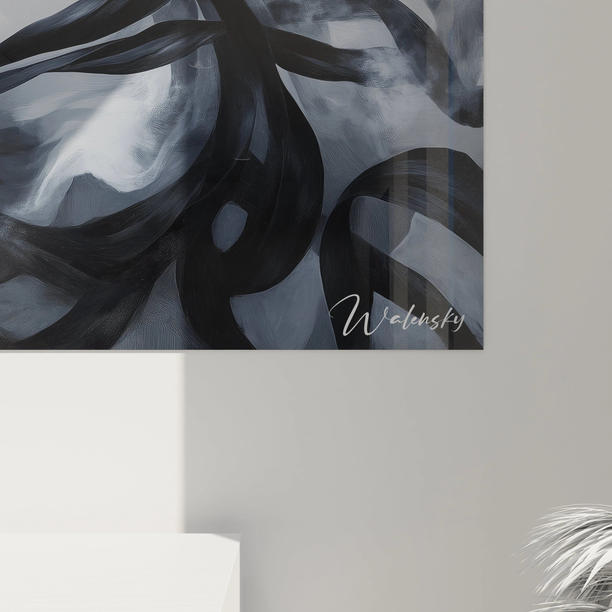 Gros plan sur un tableau surréalisme abstrait où les rayures du zèbre se mêlent à des rubans noirs flottants, le tout sur un arrière-plan brumeux en nuances de gris et blanc.