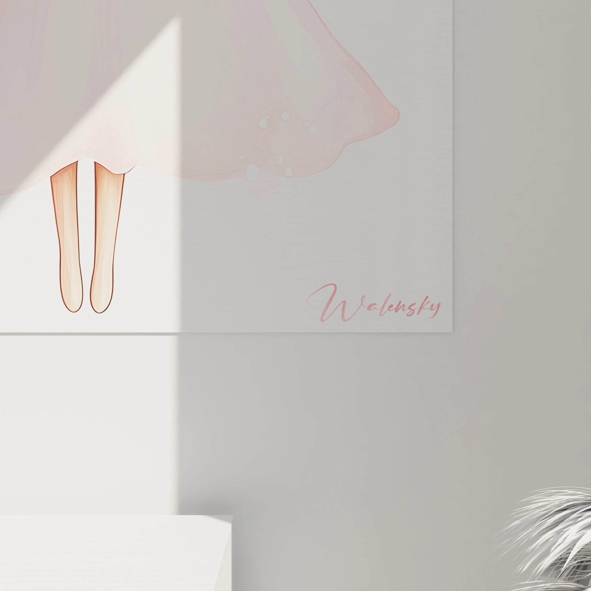 Un tableau féérique pour enfant représentant une figure enfantine avec des ailes rosées et une robe fluide, entourée d’un fond blanc texturé, aux couleurs dominantes de rose, or rose et blanc.