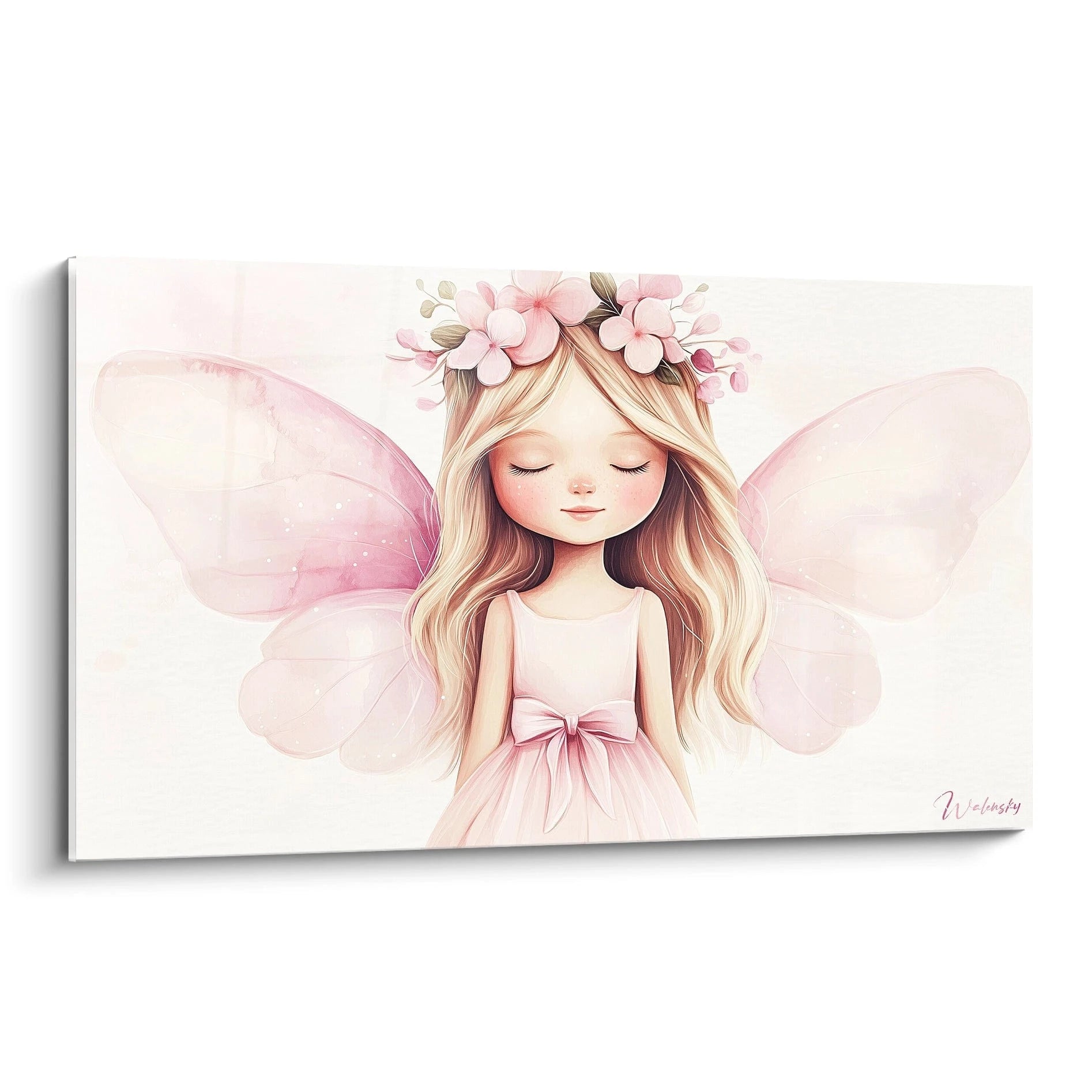 Un tableau féérique pour enfant représentant une figure féminine aux ailes translucides rose pâle, sur fond blanc, avec une robe pastel et une couronne de fleurs roses et vertes.