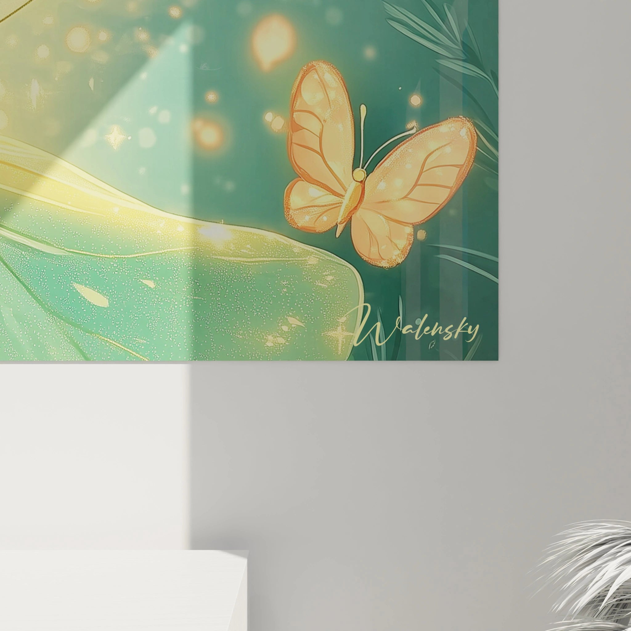 Un tableau féérique pour enfant montrant une silhouette ailĂ©e aux ailes dĂ©taillĂ©es, dans une pose gracieuse, avec une palette de verts et dâor, des jeux de lumiĂšre scintillants et un fond vĂ©gĂ©tal doux.