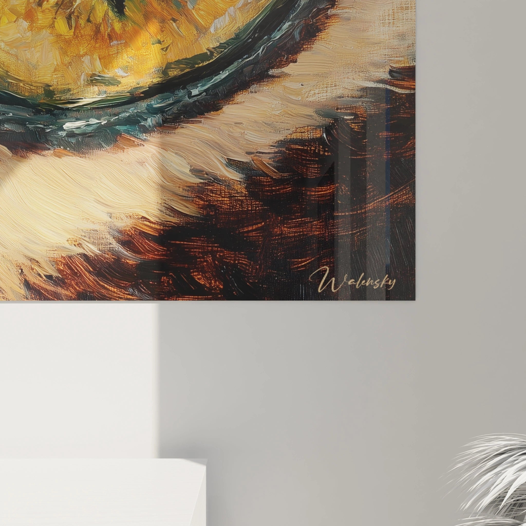 Détail du tableau œil d'animal Walensky avec textures et couleurs chaudes sur mur gris