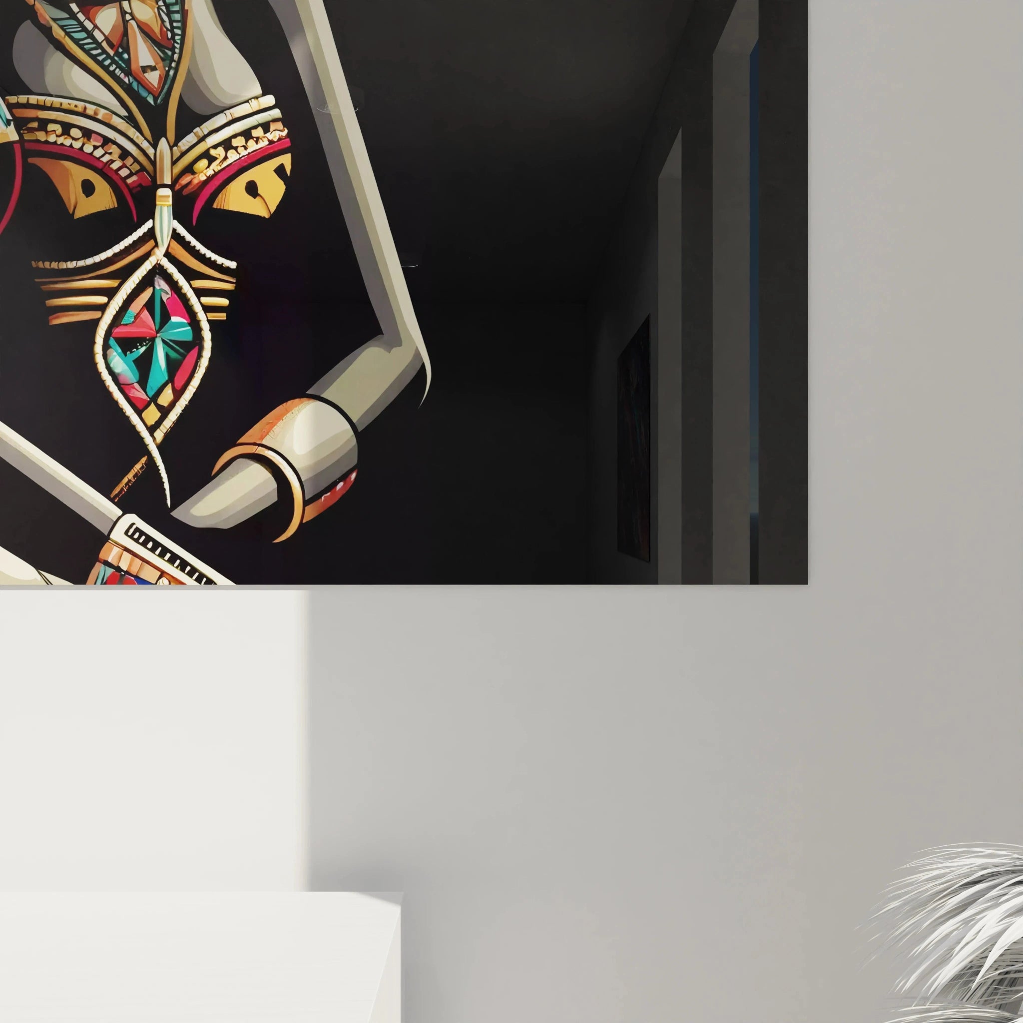 Vue de près du tableau africain, on admire les détails minutieux des motifs géométriques, des bijoux et des tissus traditionnels, avec des couleurs vibrantes comme l’or, le rouge et le bleu marine.