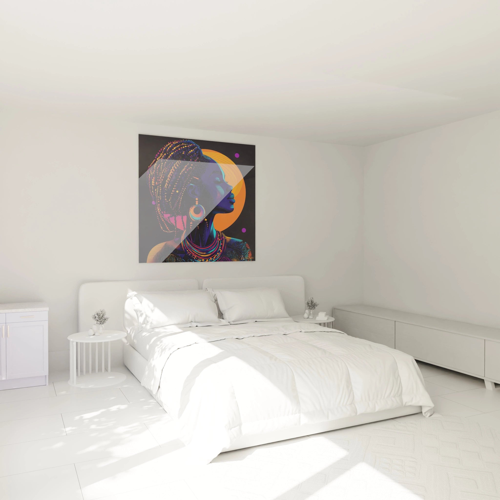 Tableau africain mural coloré représentant une femme en profil avec bijoux et fond orange dans une chambre moderne