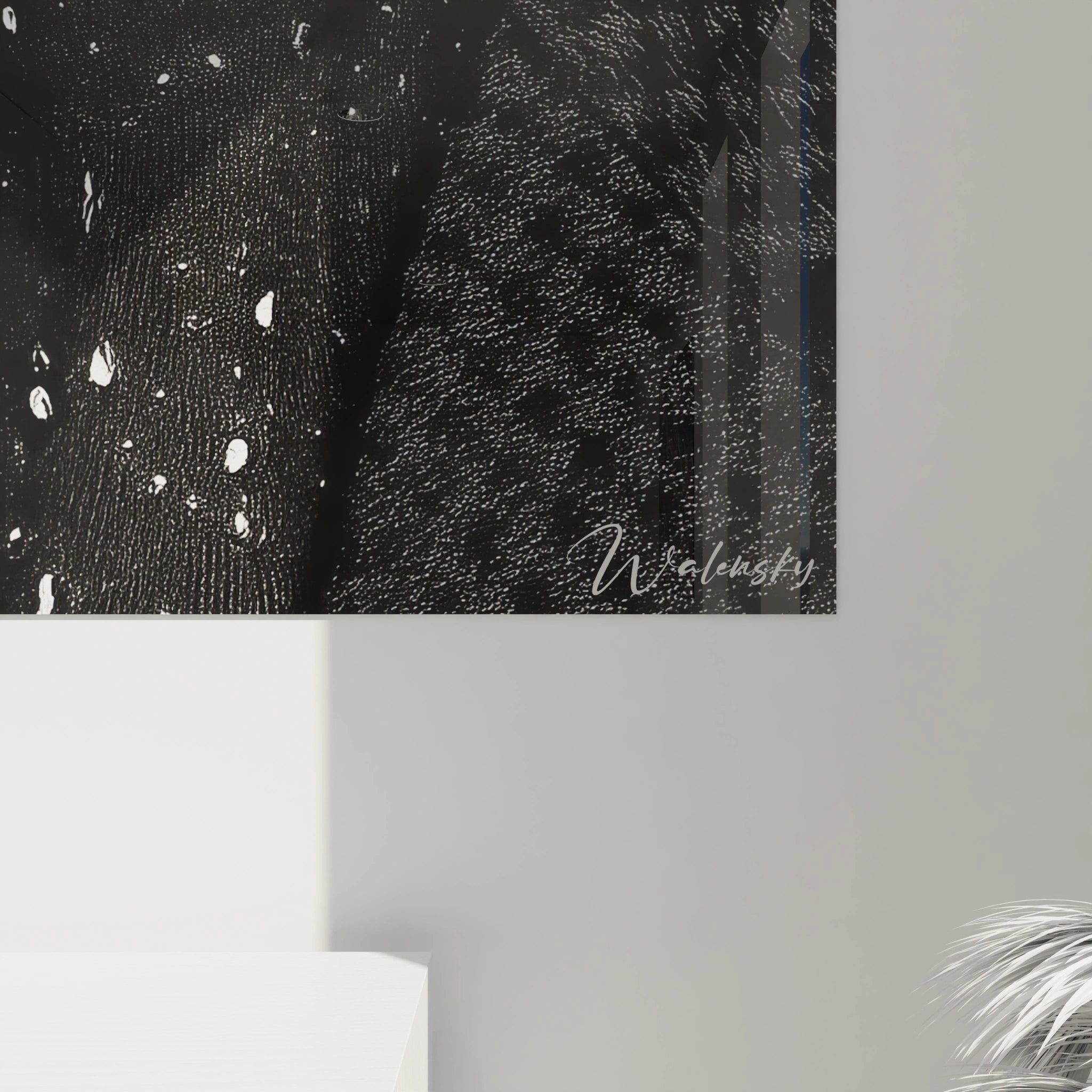 Tableau femme hijab noir et blanc avec des gouttes d'eau sur un fond texturé