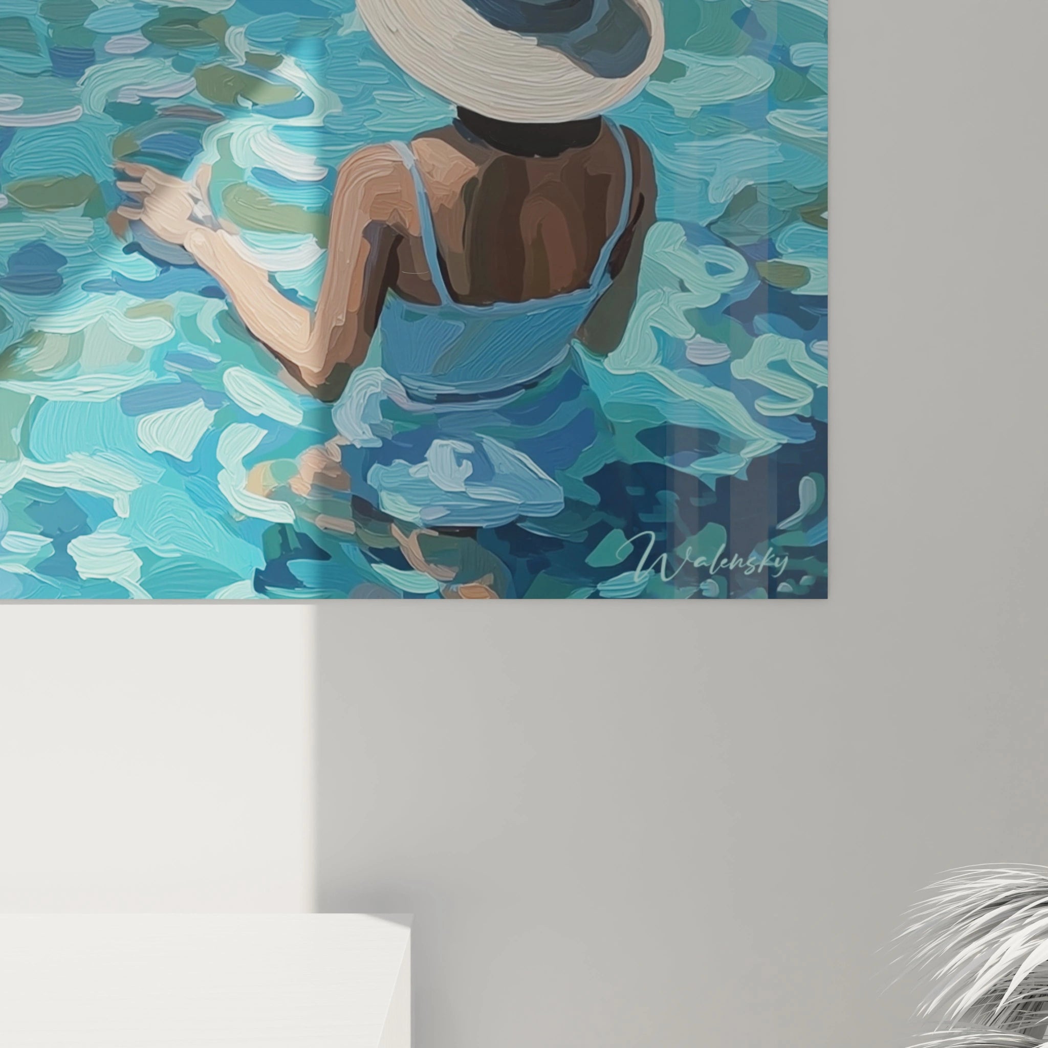 tableau femme bain décor estival Walensky peinture murale vue plongeante femme au chapeau nageant dans eau turquoise