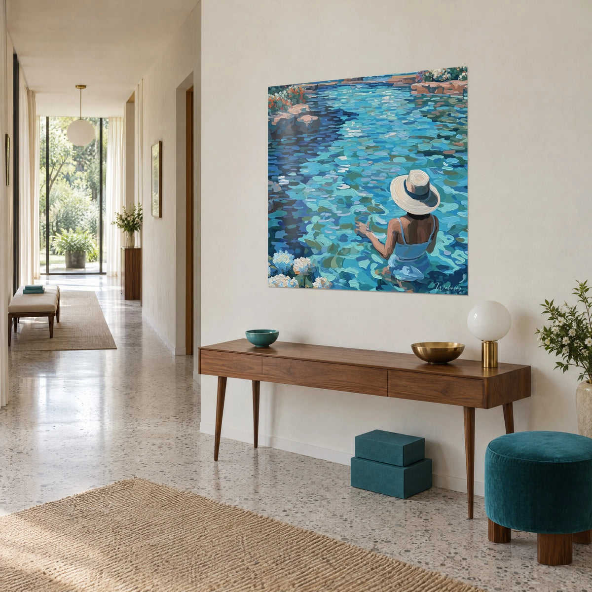 Cuadro nadadora de espaldas con top blanco, hortensias marfil en primer plano, ondas azur y verde salvia, consola de madera, vista de tres cuartos