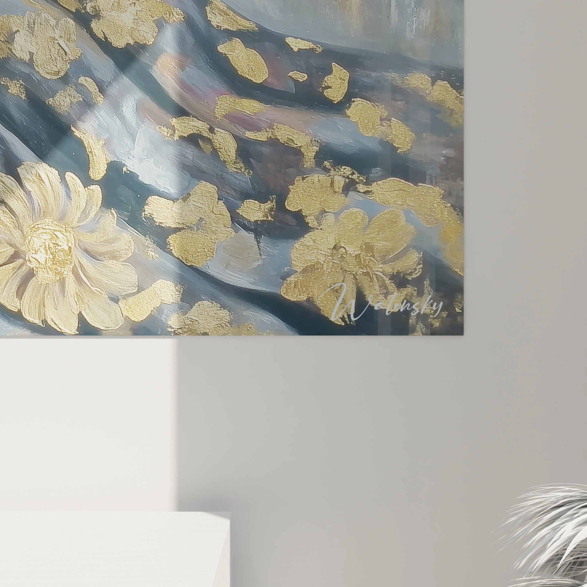 Tableau femme élégante moderne avec des fleurs dorées sur un fond bleu artistique