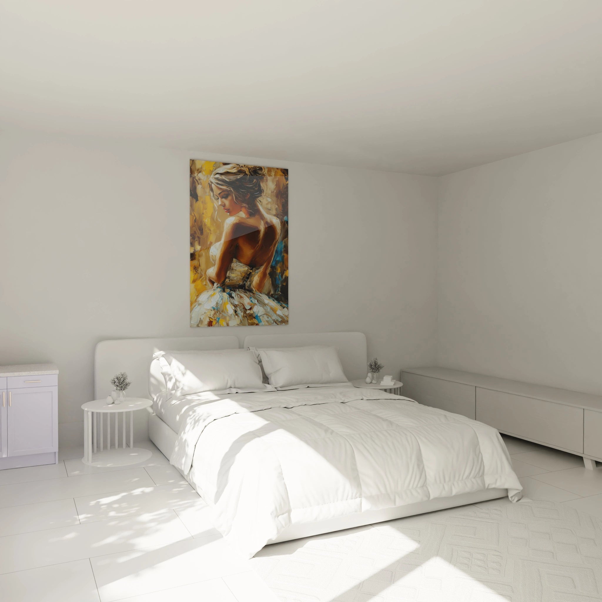 Tableau mural femme charme naturel sur le mur d'une chambre lumineuse avec lit blanc