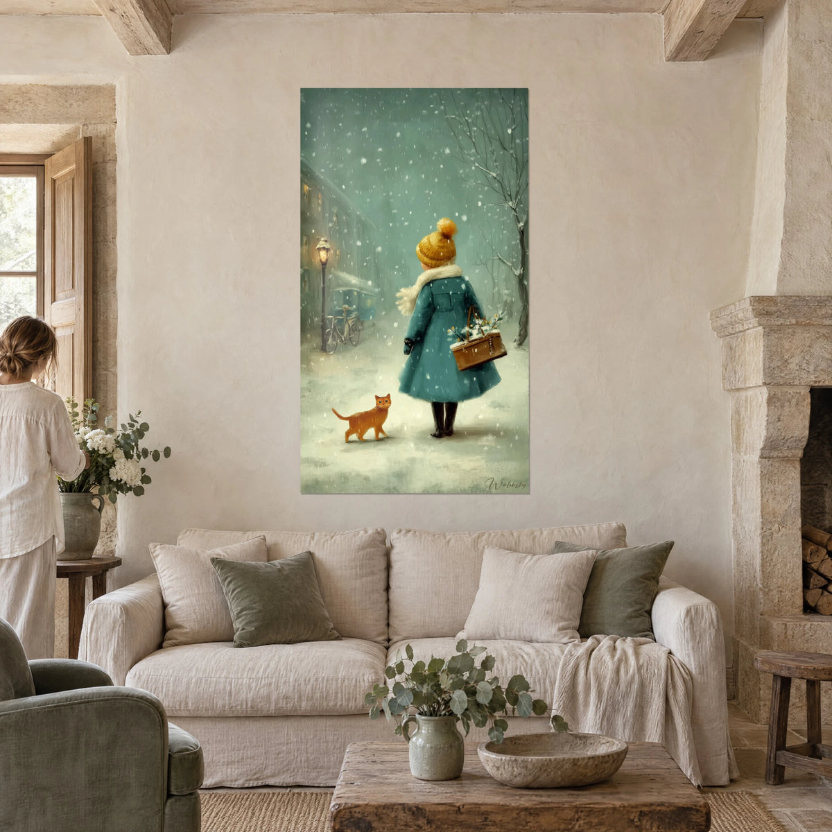 Tableau fillette au bonnet moutarde et manteau turquoise sous la neige, chat roux à ses pieds, au-dessus d'un canapé dans un salon lumineux