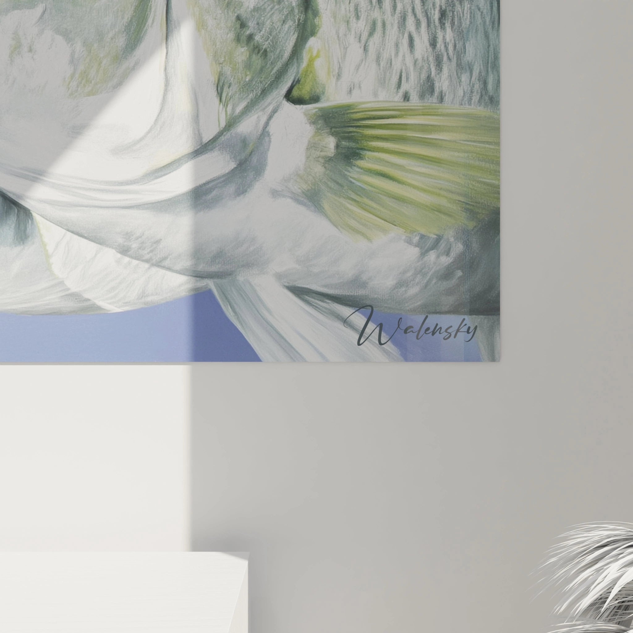 Détail d'un tableau mural Walensky aux tons verts et blancs, signature visible, tableau hyperréalisme femme