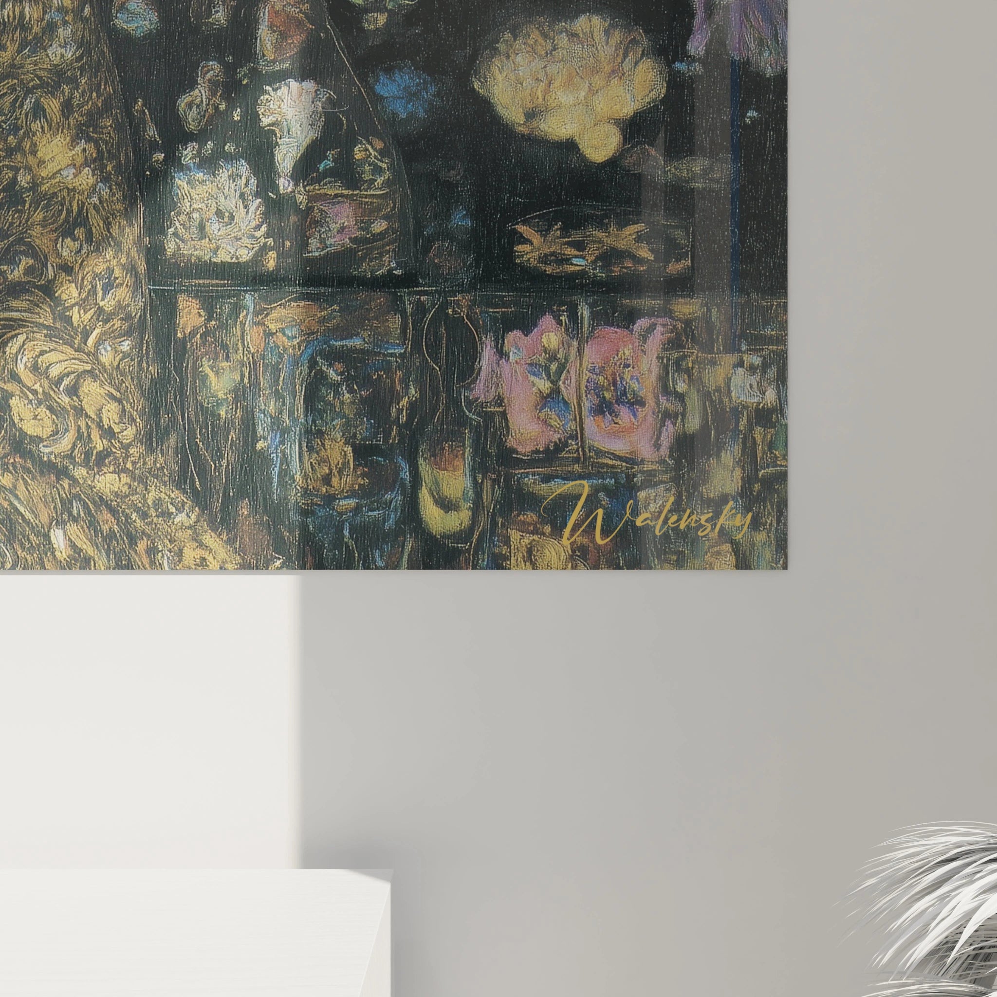 tableau femme symboliste Walensky gros plan sur détails floraux et signature sur toile accrochée sur mur gris